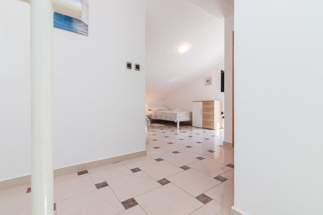 Beautiful Apartment Lovorka 6 , Baska, Krk エクステリア 写真