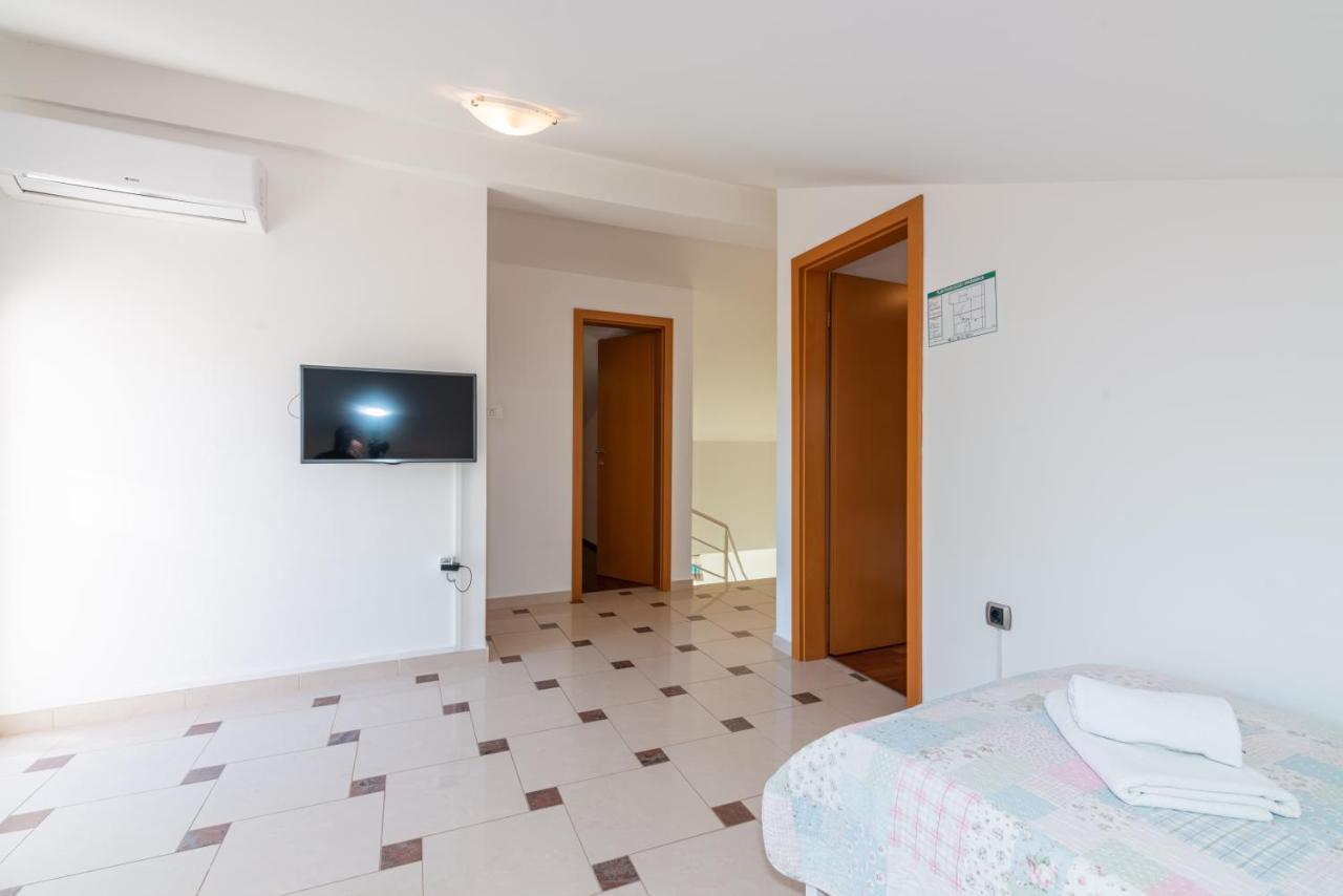 Beautiful Apartment Lovorka 6 , Baska, Krk エクステリア 写真