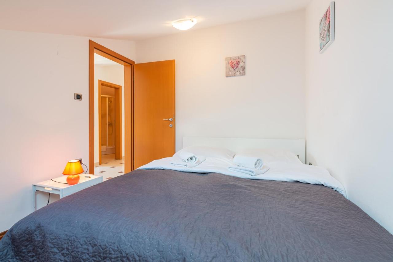 Beautiful Apartment Lovorka 6 , Baska, Krk エクステリア 写真